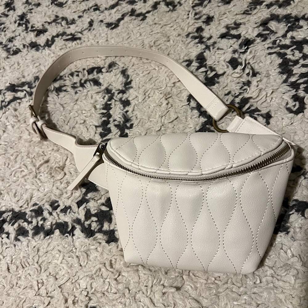 NWOT Universal Thread Sling Bag